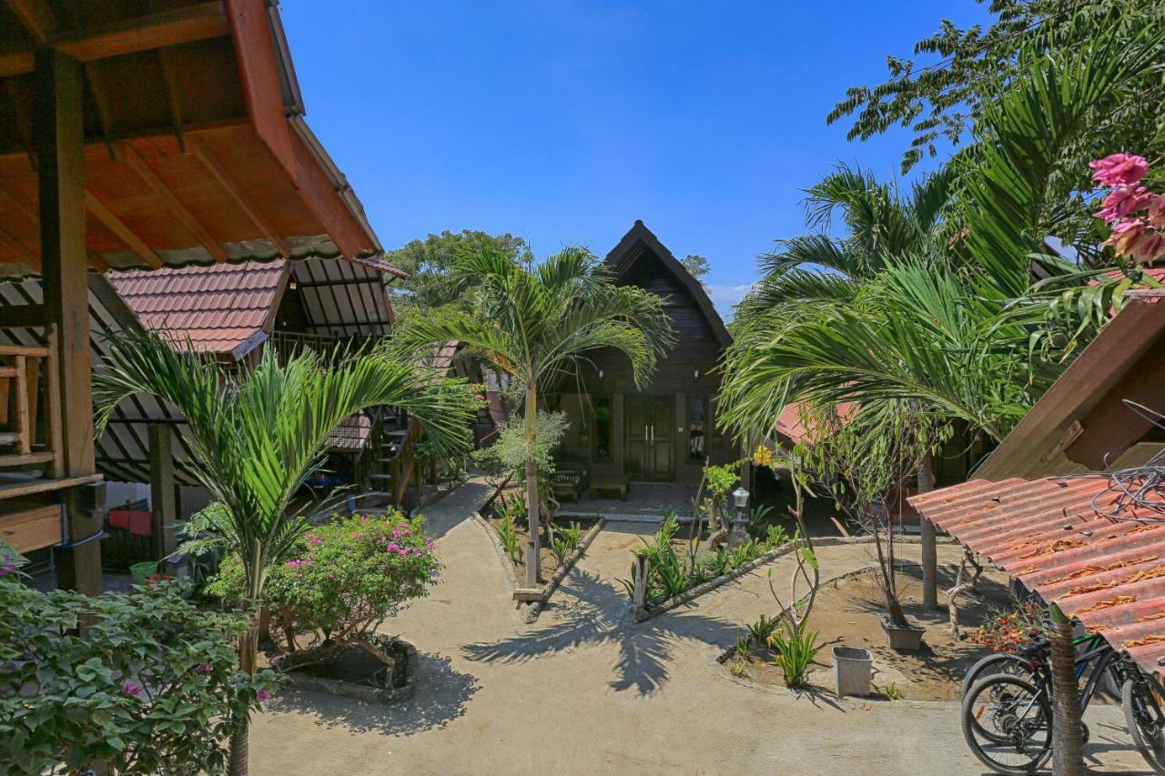 Oyo 1365 Sunrise Lumbung Hotel Gili Trawangan Exterior photo